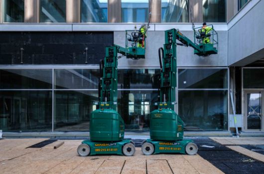 Montagearbeiten der Betonfertigteilfassade