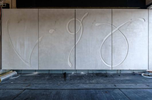 Kunst am Bau: Betonrelief des überdachten Pausenbereichs von der Künstlerin Simone Lanzenstiel.
