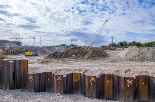 Fertiges Teilstück des Spundwandverbaus an der Ostseite mit Blick Richtung Westen