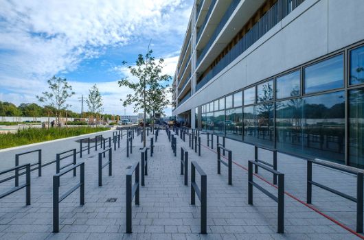Blick entlang der Nordfassade mit den davorliegenden Fahrradstellplätzen