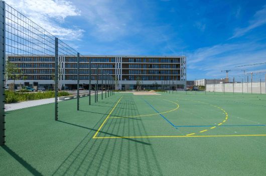 Blick auf die Nordfassade mit dem davorliegenden Allwetterplatz