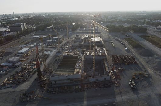 Abendstimmung - Fachwerkträger lagern hinter der Sporthalle des Gymnasiums