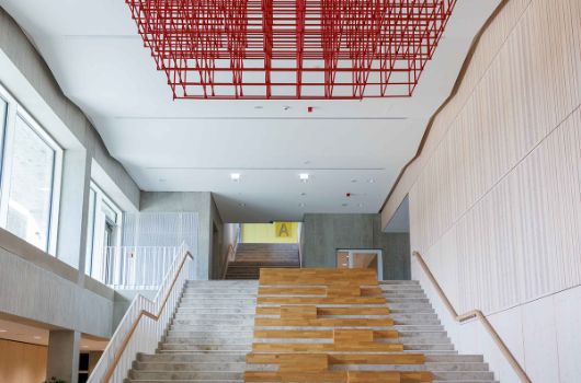 Ausblick aus dem Foyer der Grundschule auf die Kunst am Bau „Rote Cloud“