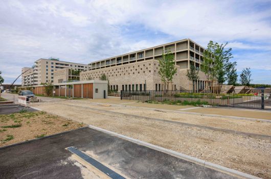 Ausblick zur Grundschule und Außenanlagen 