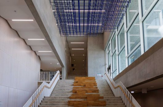Ausblick aus dem Foyer des Gymnasiums auf die Kunst am Bau „Blaue Cloud“