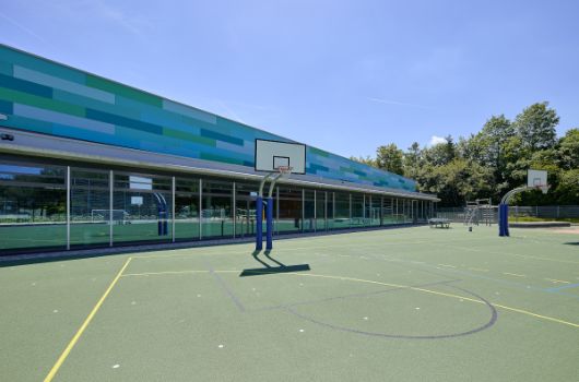 Kleiner Allwetterplatz vor der 3-fach Sporthalle