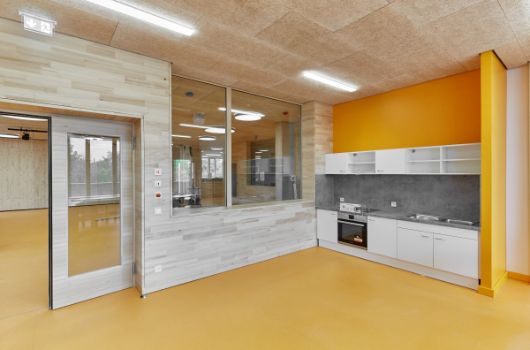 Kinderküchenzeile in Raum für Ganztagesbetreuung in einem Lernhaus 