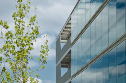 Fassade mit Fluchtbalkon und Glaselementen