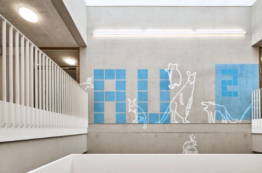 Signaletik im Treppenhaus der Grundschule