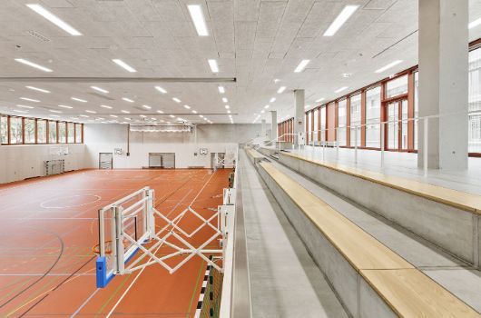 Dreifachsporthalle mit Tribüne