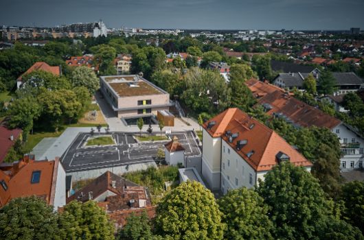 Schulgrundstück: vorne Haus 10, mittig der Neubau und rechts hinter den Bäumen das historische Haus 10b