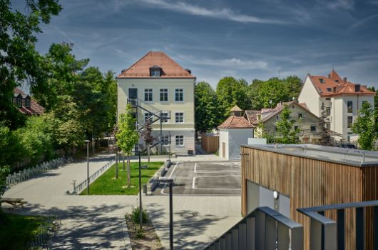 Blick auf Haus 10 und Anlieferungsgebäude der Mensa (Neubau)