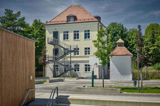 Haus 10 Ostfassade mit Gerätehaus