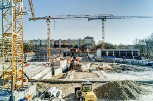 Blick nach Süd: Erdgeschoss Mittelschule und Haus für Kinder - Untergeschoss Sporthalle