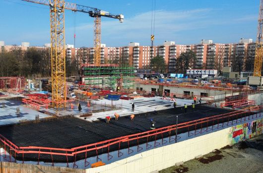 Großflächige Bewehrungsarbeiten für die Decke über dem Untergeschoss (Ostseite zum Theodor-Heuss-Platz hin)