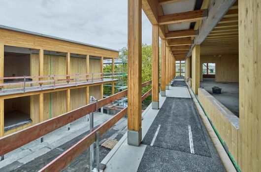 Ausblick vom Fluchtbalkon über die Pausenhalle zum Nordbaukörper