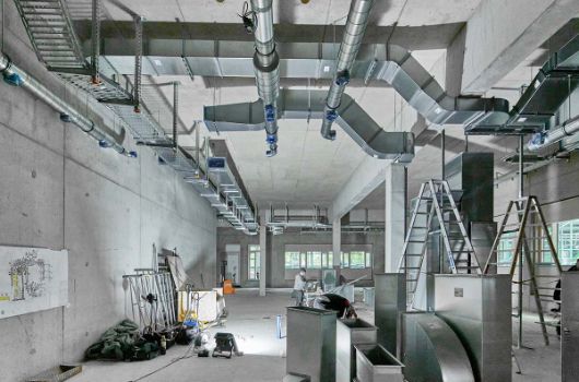 Einbau der Lüftungsleitung in der zukünftigen Küche 