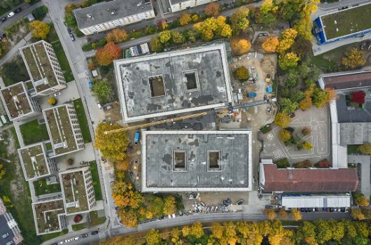 Vogelperspektive über dem Neubau der Grundschule und Umgebung