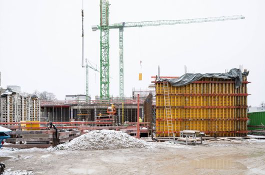 Die Tragstruktur des Holzhybridgebäudes nimmt weiter Form an.