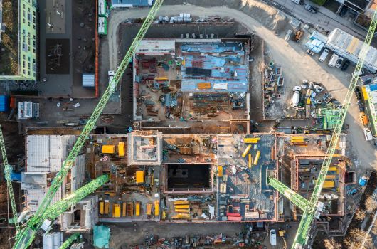 Vogelperspektive auf der entstehenden Grund- und Mittelschule mit HfK im Münchner Westen: Die Gebäudeteile werden parallel errichtet.