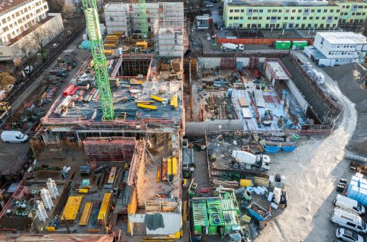 Der Baufortschritt aus der Luft zeigt die Dimension des Projekts. Die beengten Grundstücksverhältnisse stellen dabei hohe Anforderungen an die Baulogistik.
