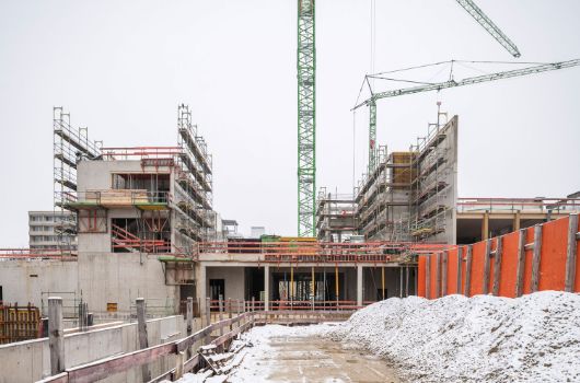 Stahlbetonkerne und Holzhybriddecken bilden die tragende Struktur des künftigen Gebäudes.