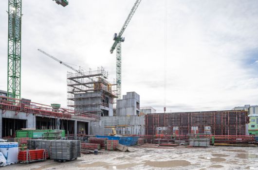 Blick auf die Sporthalle (links) sowie auf den Rohbau der Mittelschule 