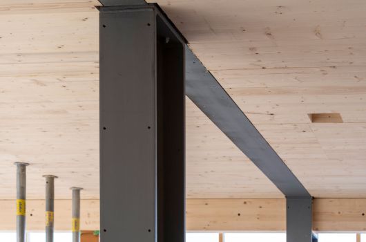 Ansicht eines Stahlmittelträgers der Holz-Beton-Verbunddecke im Haus für Kinder 