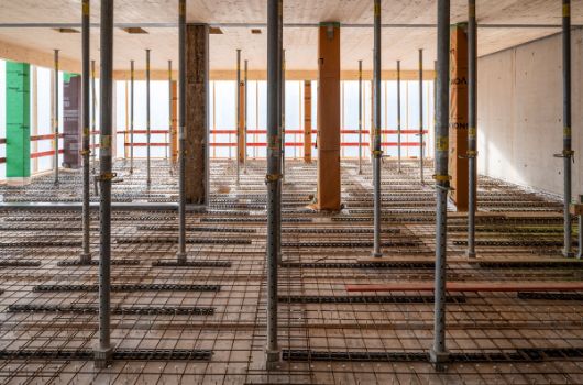 Armierung für Aufbeton der Holz-Beton-Verbunddecke mit Durchstützung der oberen Decke.