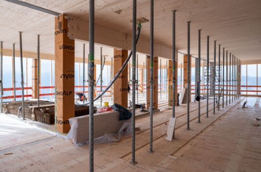 Durchstützung für Aushärtung des Betons im zweiten Obergeschoss im Haus fü Kinder; Auflage der Holzdecken mit wetguard