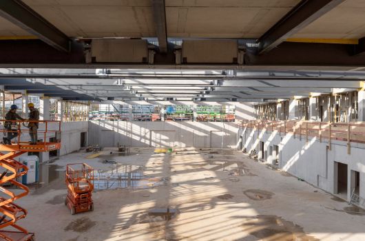 Montage der Stahlträger mit Schwingungstilgern in der Sporthalle 