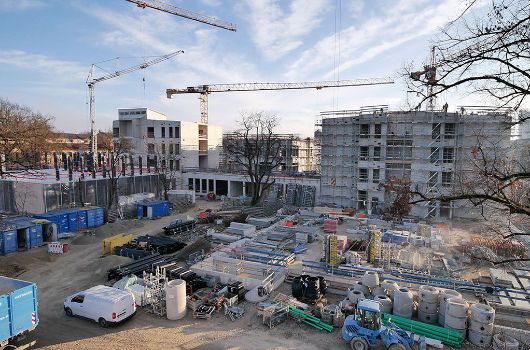 Dezember 2025_Fortschreitende Holzbauarbeiten mit Stützen, Wänden und Fassaden im Erdgeschoss