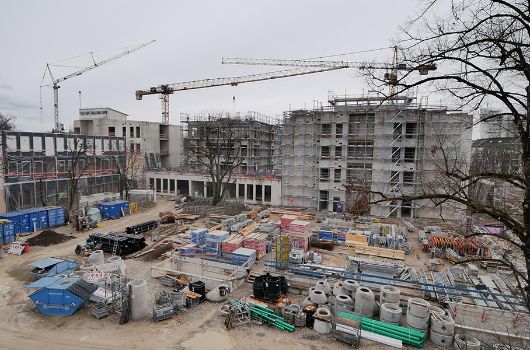 Februar 2026_Fortschreitende Holzbauarbeiten mit Stützen, Wänden und Fassaden im zweiten Obergeschoss