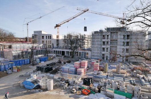Januar 2026_Fortschreitende Holzbauarbeiten mit Stützen, Wänden und Fassaden im ersten Obergeschoss