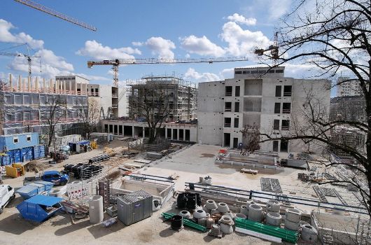 März 2026_Fortschreitende Holzbauarbeiten mit Stützen, Wänden und Fassaden im dritten Obergeschoss
