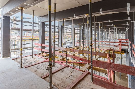  Innenraum Grundschule mit Stützen und Unterzügen aus Baubuche