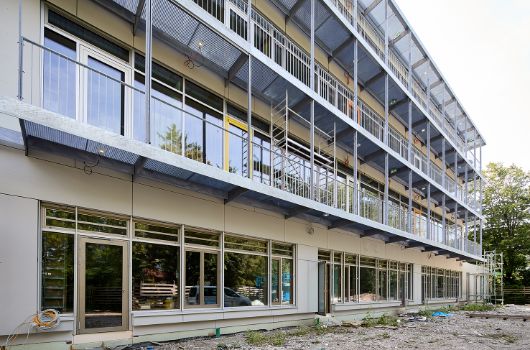 Fassade West – Fluchtbalkone 