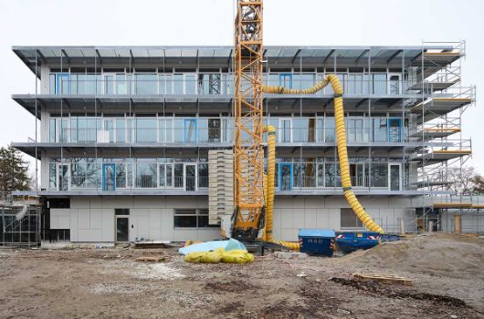 Ansicht Ost Bauteil 2 – letzte Arbeiten an der Fassade inkl. Fluchtbalkonen 