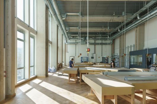 Die wunderschöne Arbeitsumgebung in der grossen Werkhalle