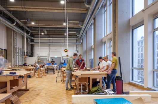 Die große Werkhalle ist nun belebt und die Schüler benutzen bereits die neuen Werkbänke