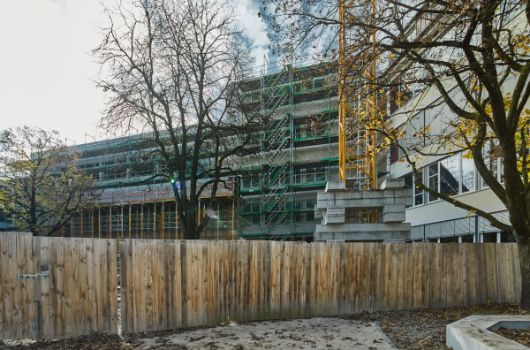 Blick aus dem Innenhof auf den Neubau