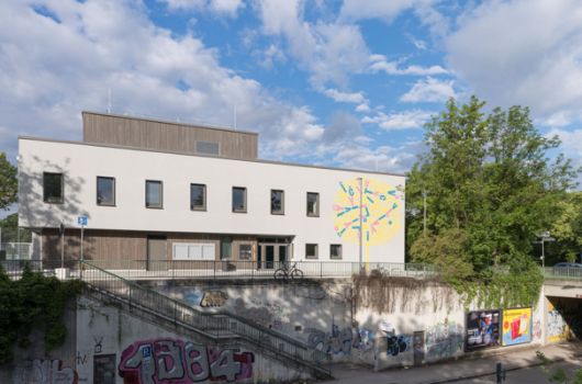 Betriebsgebäude mit Eingang Siegenburger Straße 