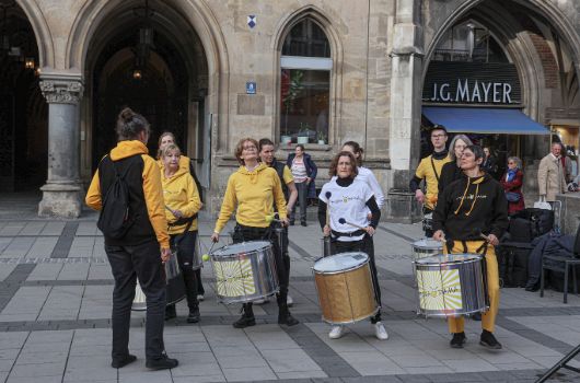 Drumadama Equal Pay Day vor dem Rathaus