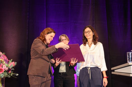 Übergabe der Urkunde an die Straffälligenhilfe durch Bürgermeisterin Verena Dietl