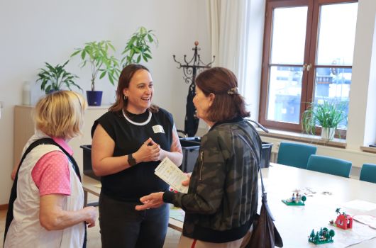 Teilnehmende im Gespräch bei der Ideenwerkstatt am 3. Mai 2025 im Neuen Rathaus 