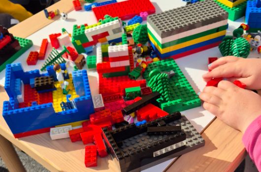 Kinder bauen Lego-Modelle beim Infostand am 24. Mai 2025 auf dem Zamanand Festival 