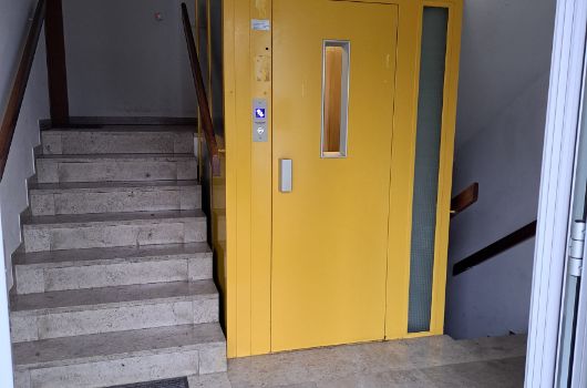 Harthauser25c - Treppenhaus mit Aufzug