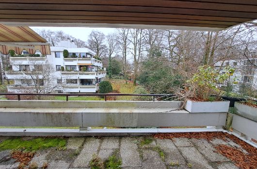 Harthauser25c - Balkon überdacht, vor Wohnzimmerfenster