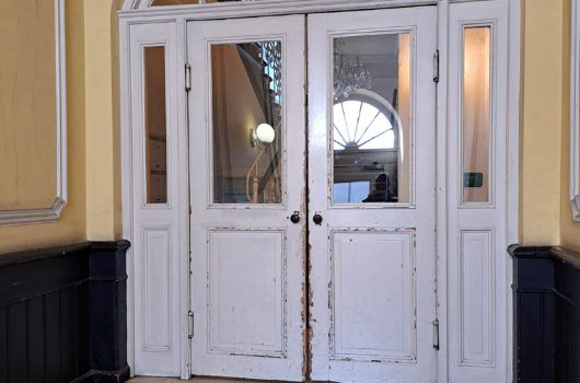 Flügeltür ins Treppenhaus