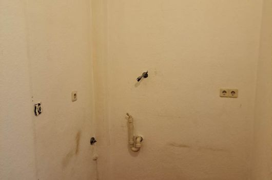 Hauswirtschaftsraum mit Waschmaschinenanschluss
